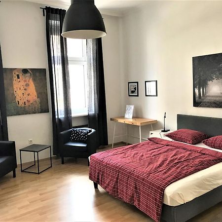 Studio & Apartments Near Reumannplatz Виена Екстериор снимка