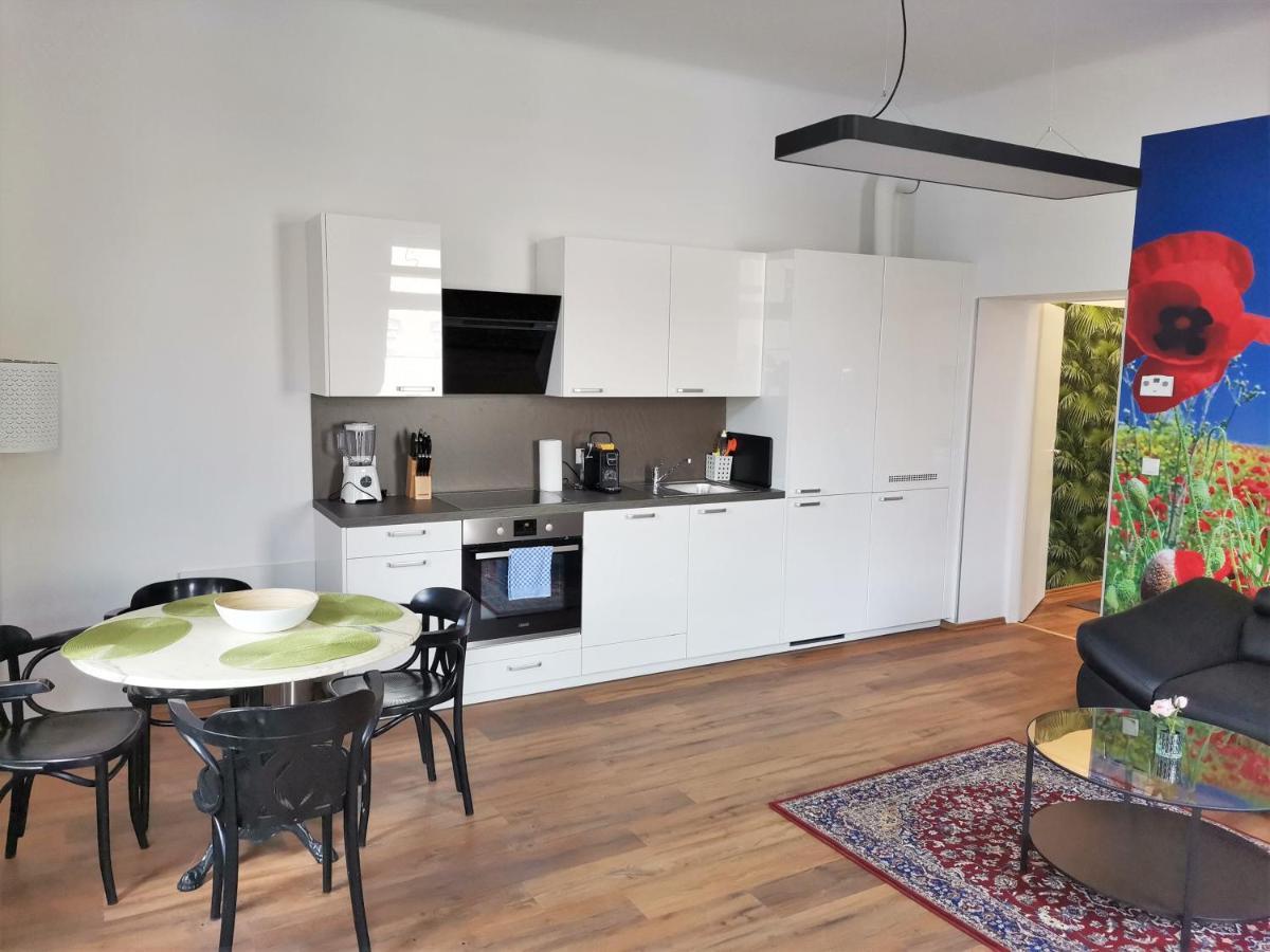 Studio & Apartments Near Reumannplatz Виена Екстериор снимка