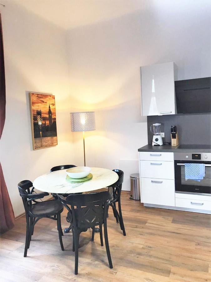 Studio & Apartments Near Reumannplatz Виена Екстериор снимка