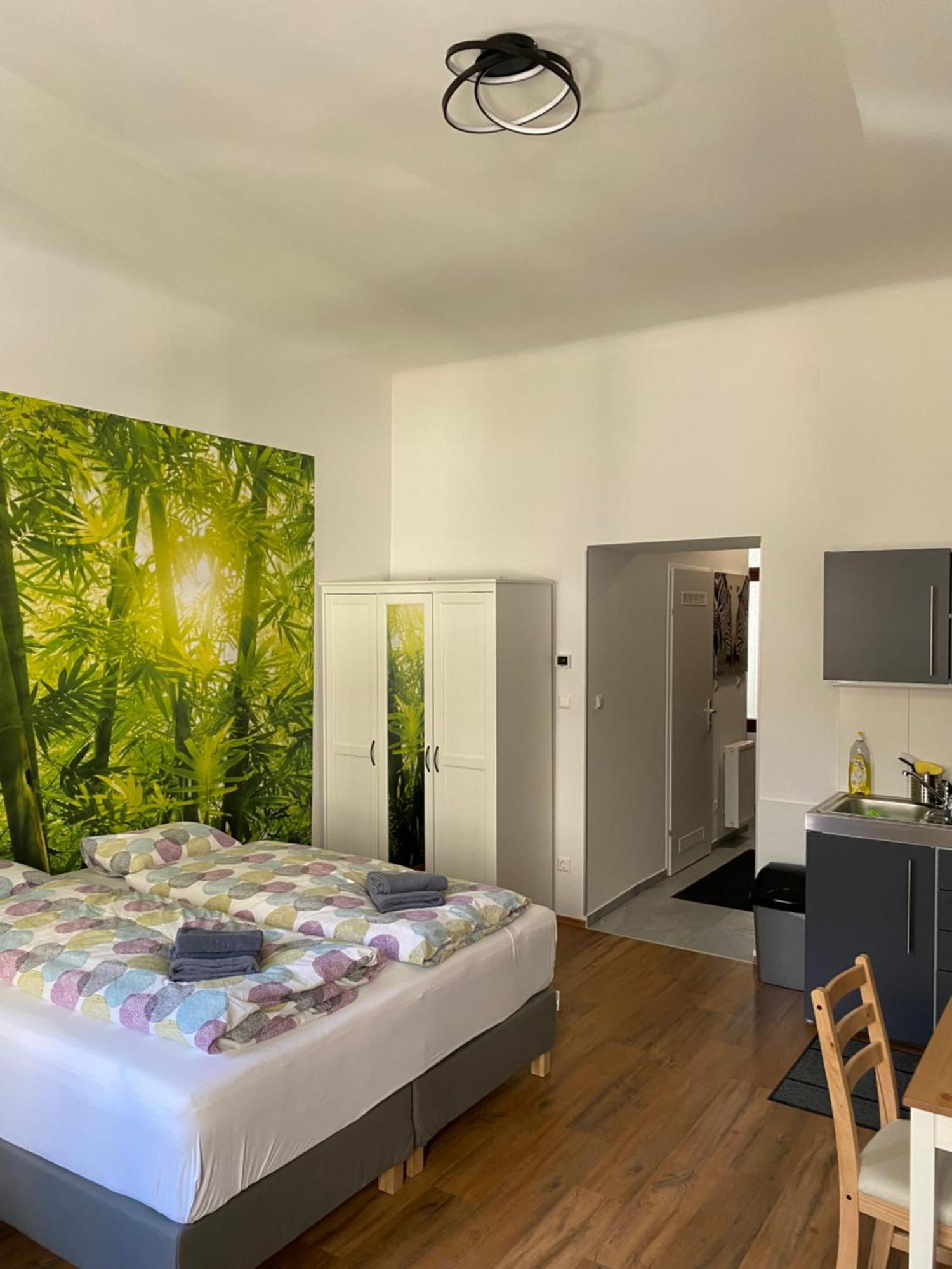 Studio & Apartments Near Reumannplatz Виена Екстериор снимка